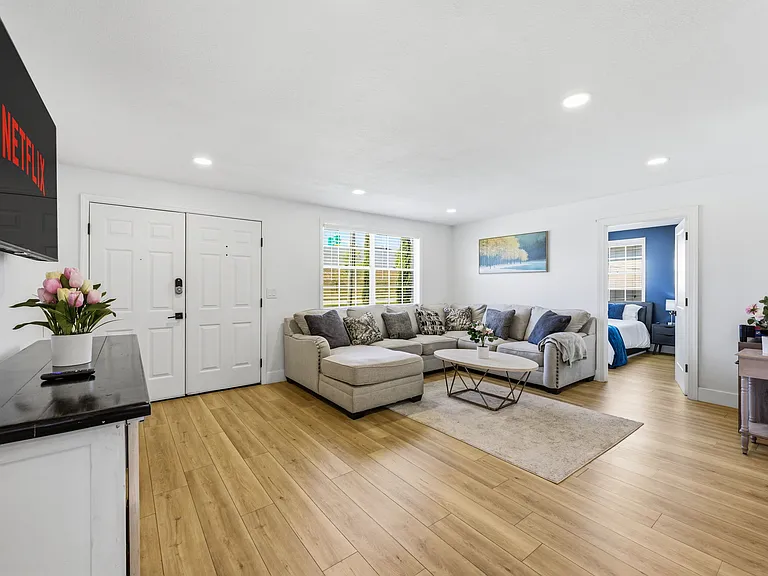 4310 W Carmen St — Photo 46