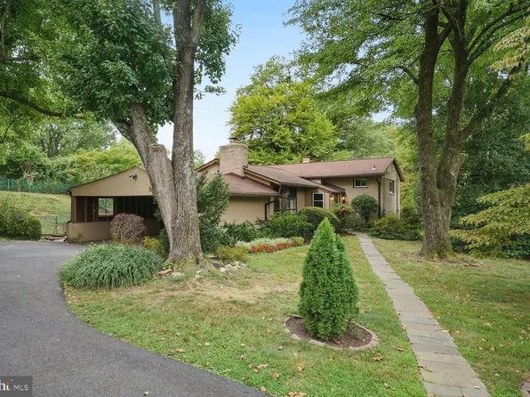 6819 Valley Brook Dr, Falls Church, VA 22042