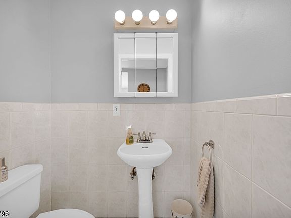 5th image of 48 Main Ave