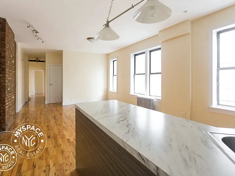 381 Berry St #4C — Photo 2