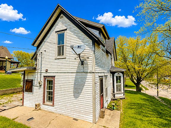 3rd image of 112 Bluff St E