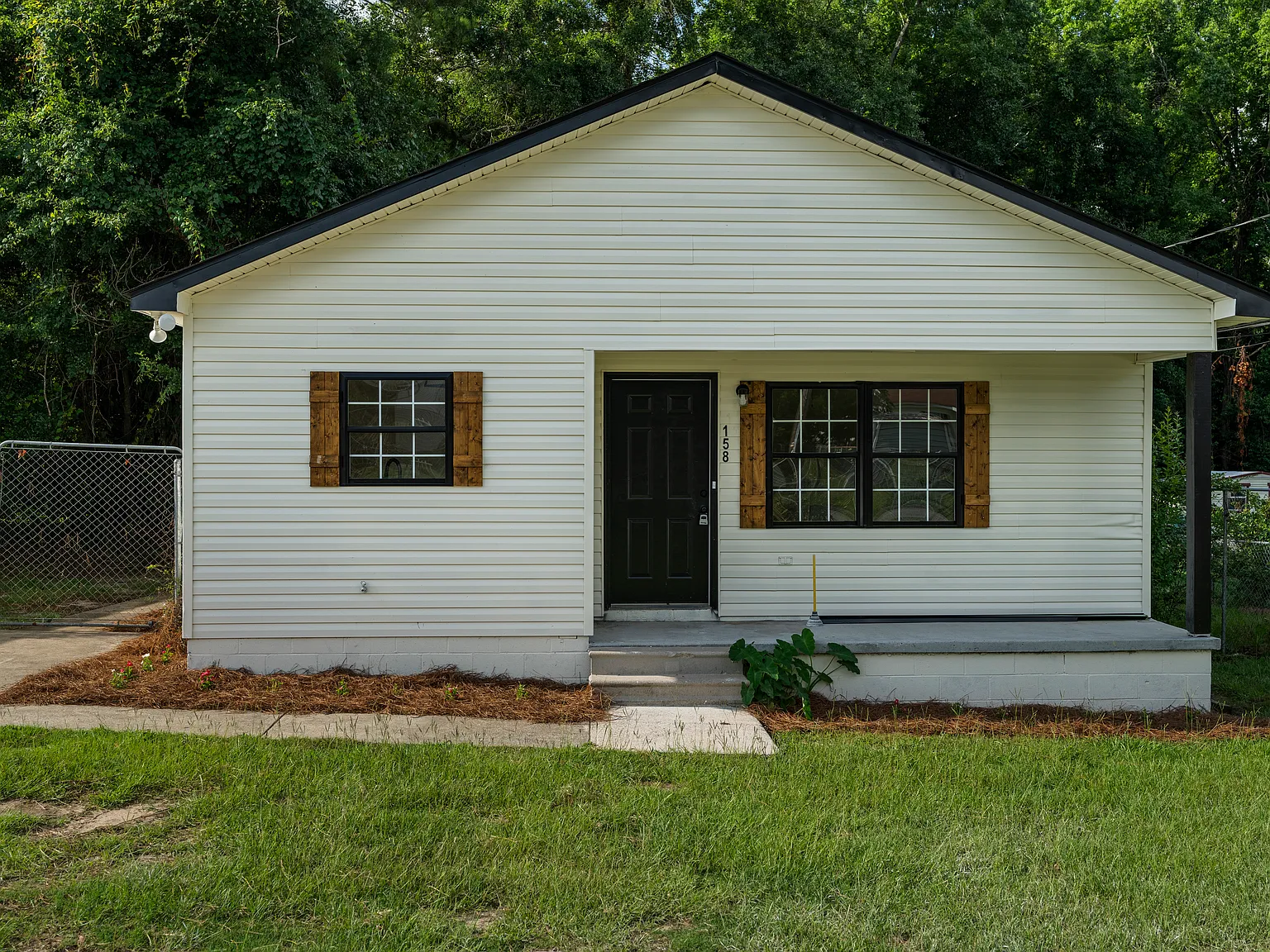 3 bed, 1136 sqft, $1,100 — Photo 1