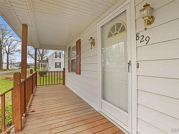 3rd image of 829 Edward St
