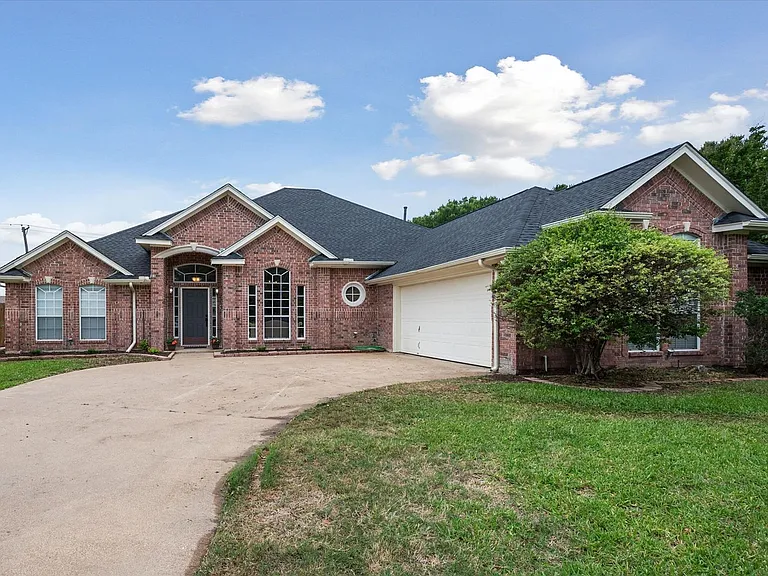 3 Savoy Ct — Photo 1