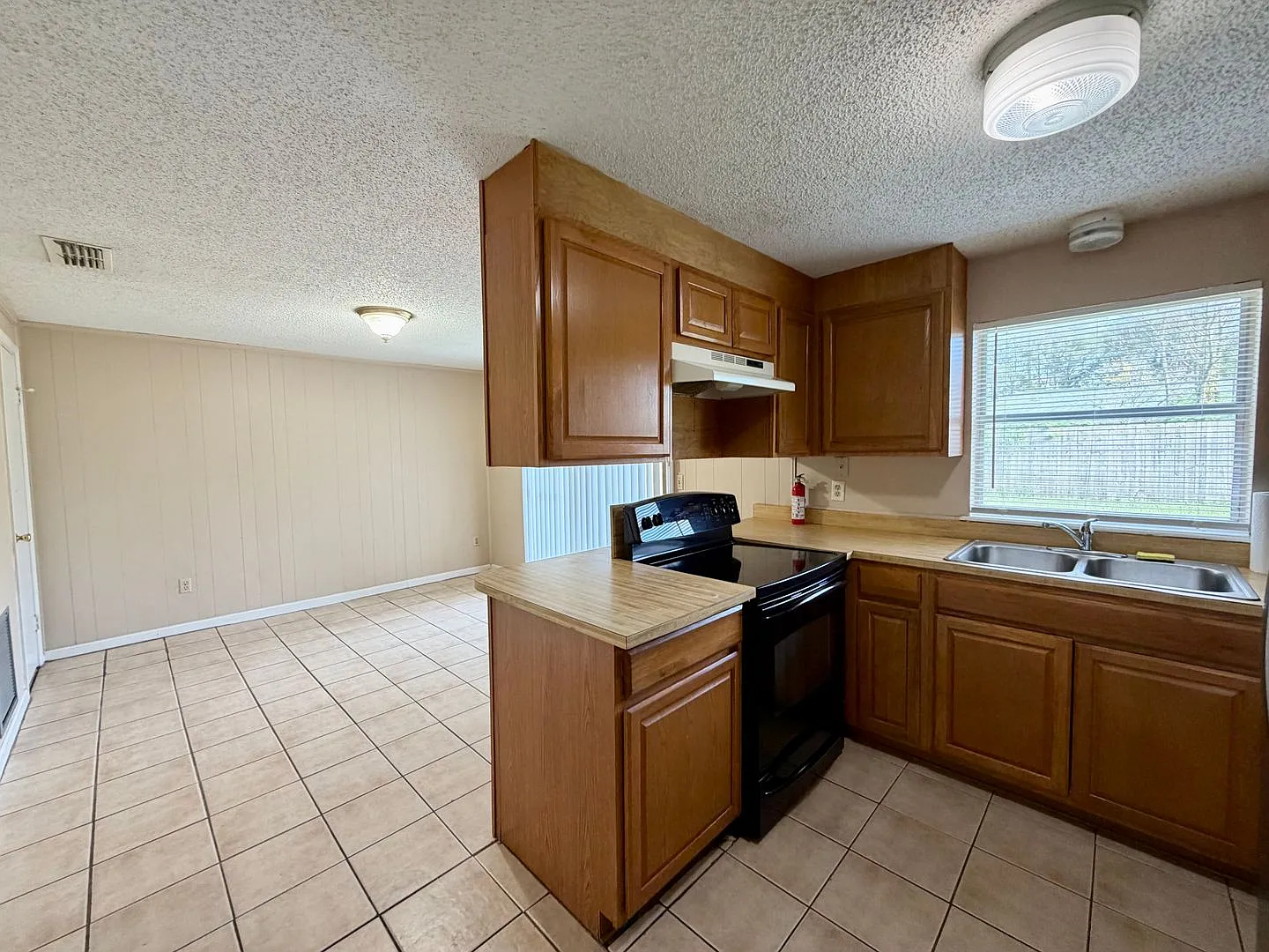 Brick Home in Convenient Location, Large Lot! — Photo 4