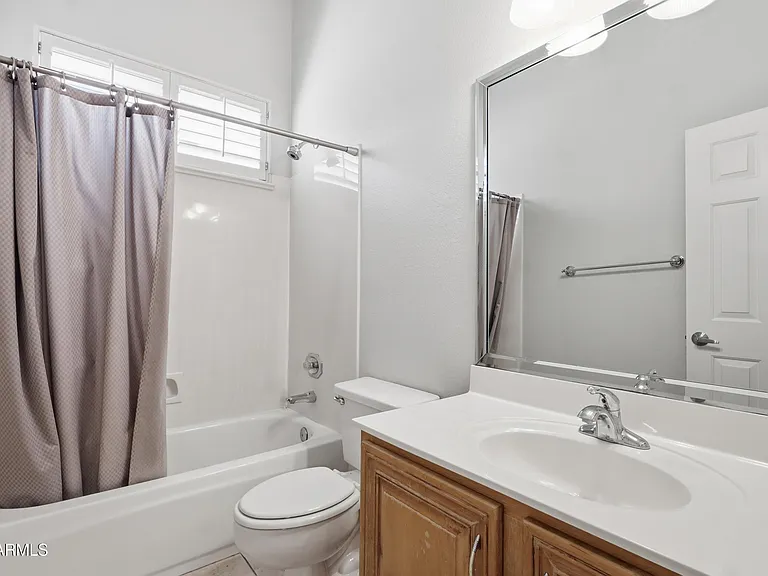 225 W Vera Ln — Photo 18