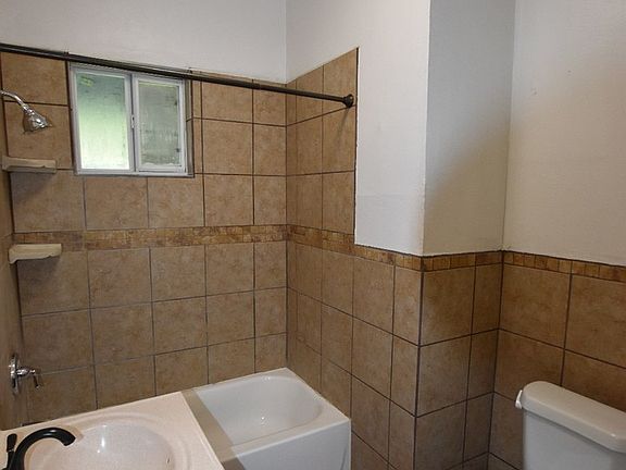 3rd image of 608 W Rosewood Ave