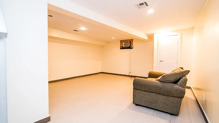 Rented by Nooklyn NYC LLC | media 7