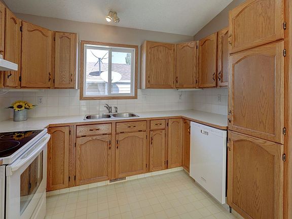 5th image of 37 Chinook Cres