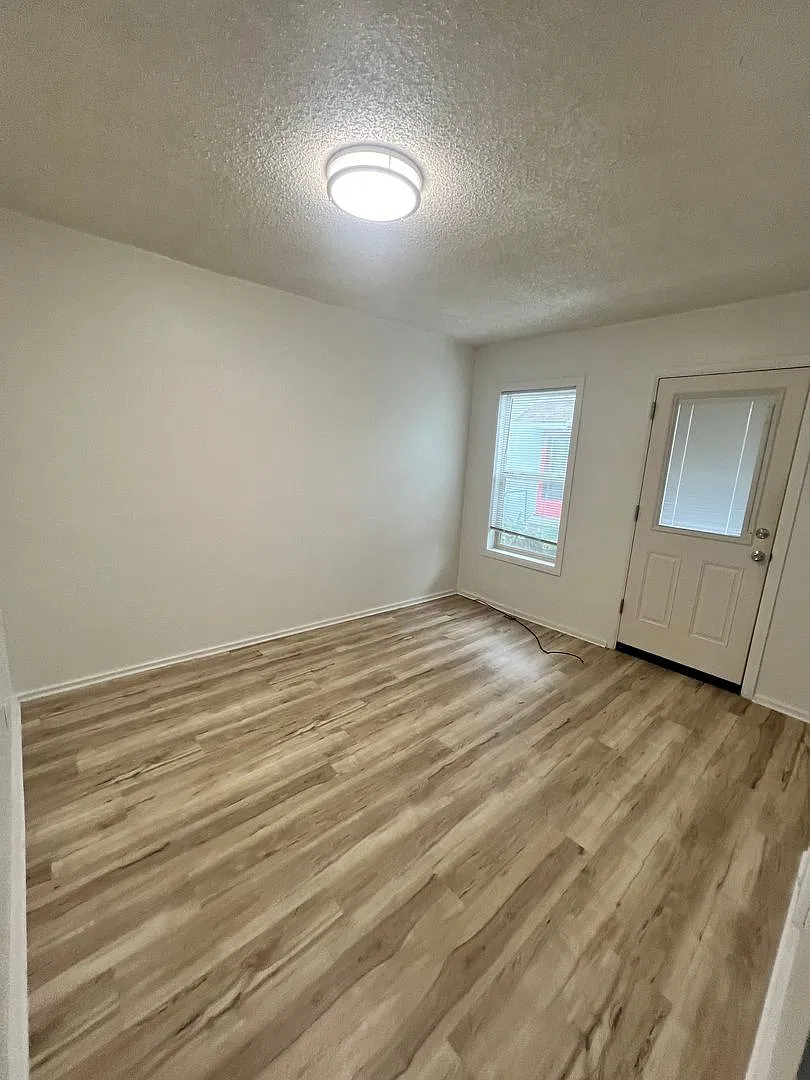 Lincoln Court Apartments — Photo 2