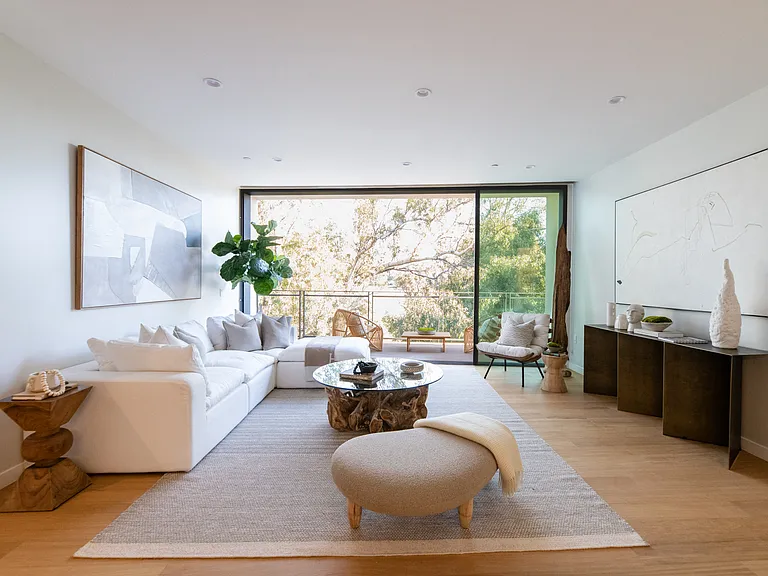 Respara Brentwood — Photo 1