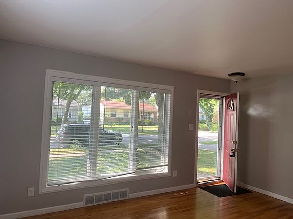 2nd image of 913 Amelia Ave