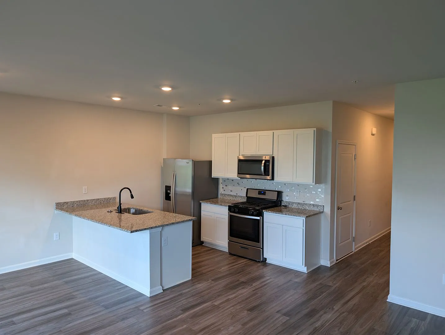 Modern Kitchen Walk-In Closet Private Primary Suite — Photo 2