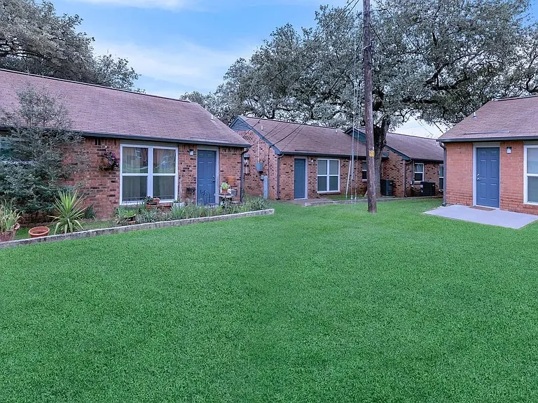 900 Westwood Dr — Photo 6
