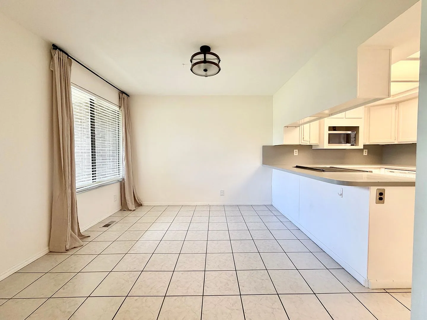 2,800 Sq. Ft. 3-Bedroom Townhome | 2 Kitchens + 2 Laundry Sets + Huge Finished Basement — Photo 3