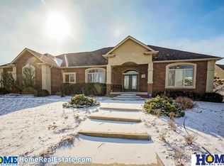 9401 Thornwood Dr, Lincoln, NE 68512