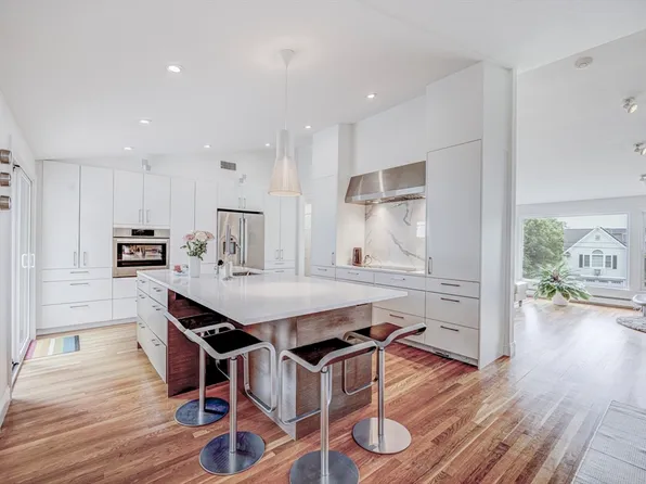 19 Pilgrim Dr, Winchester, MA 01890