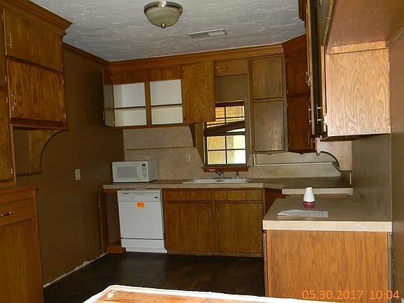 5th image of 305 E Pine Ave
