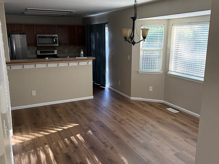 429 Simmons Ct — Photo 3