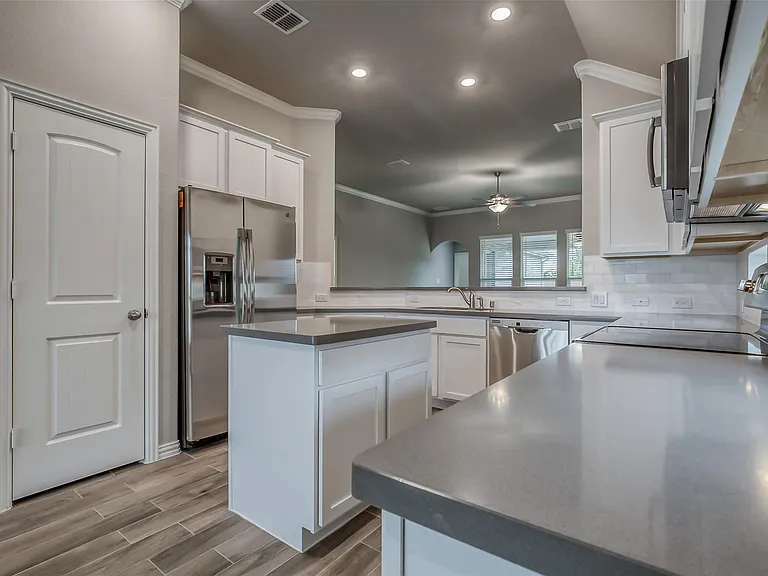 638 Devonshire Ln — Photo 9