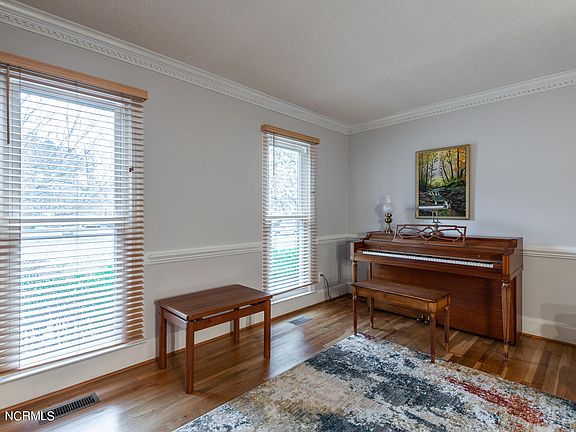 3rd image of 1602 Woodwind Dr