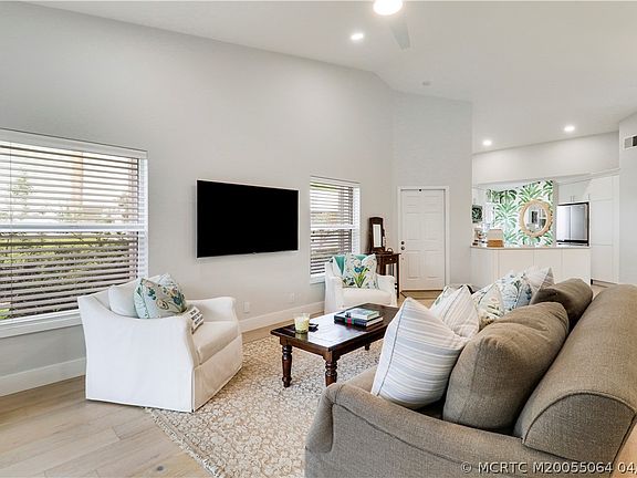 4th image of 2426 SW Foxpoint Trl