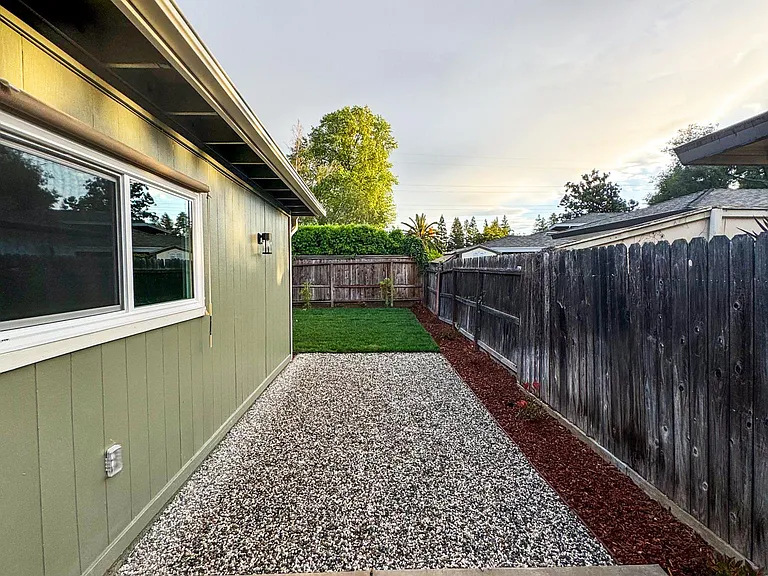2604 Latham Dr — Photo 27