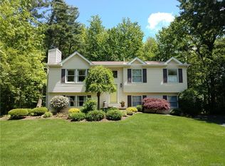 94 Old Orchard Ln, Orchard Park, NY 14127