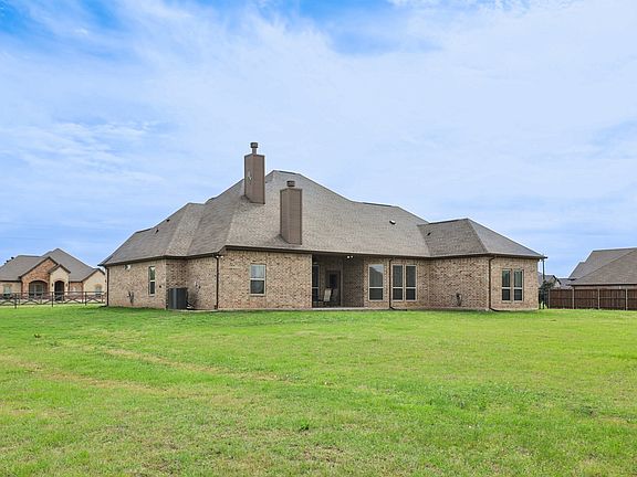 3rd image of 1020 Jesse James Ln
