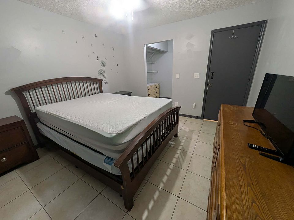 1st image of 901 SE 14th St