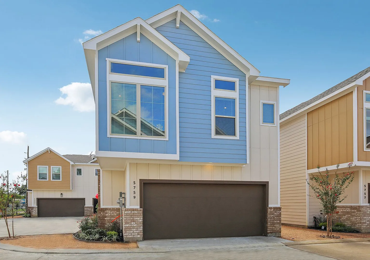 Summit 3Beds | 2Baths — Photo 1