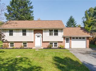 5788 Mountain Ash Dr, Farmington, NY 14425