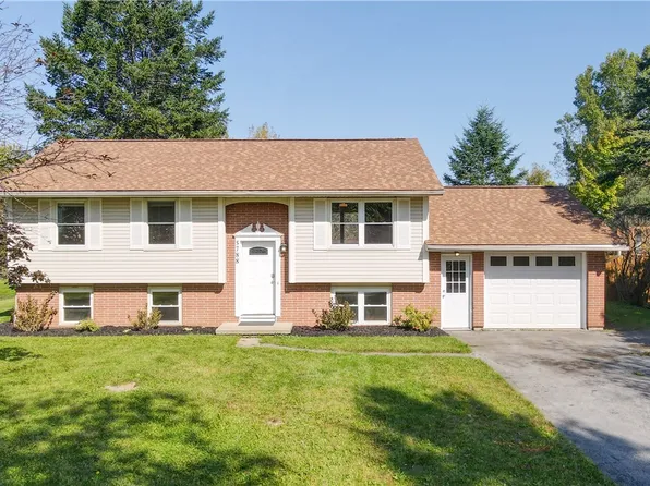 5788 Mountain Ash Dr, Farmington, NY 14425