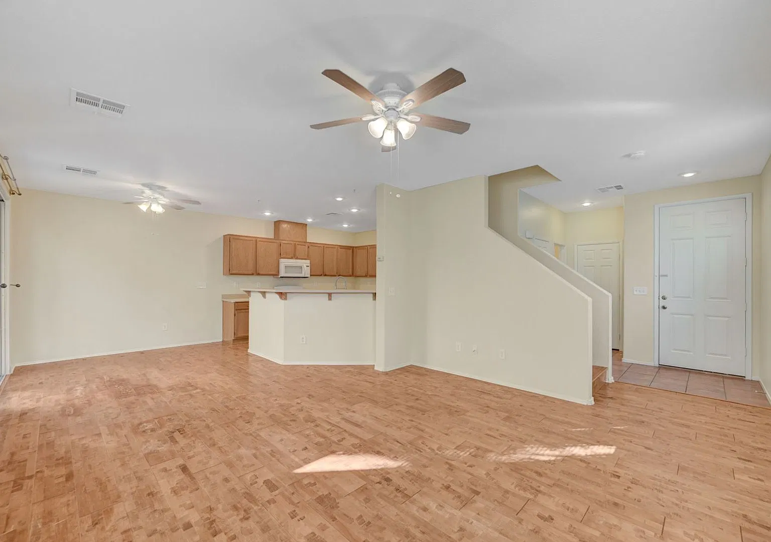 Beautiful 2-Story Townhouse — Photo 3