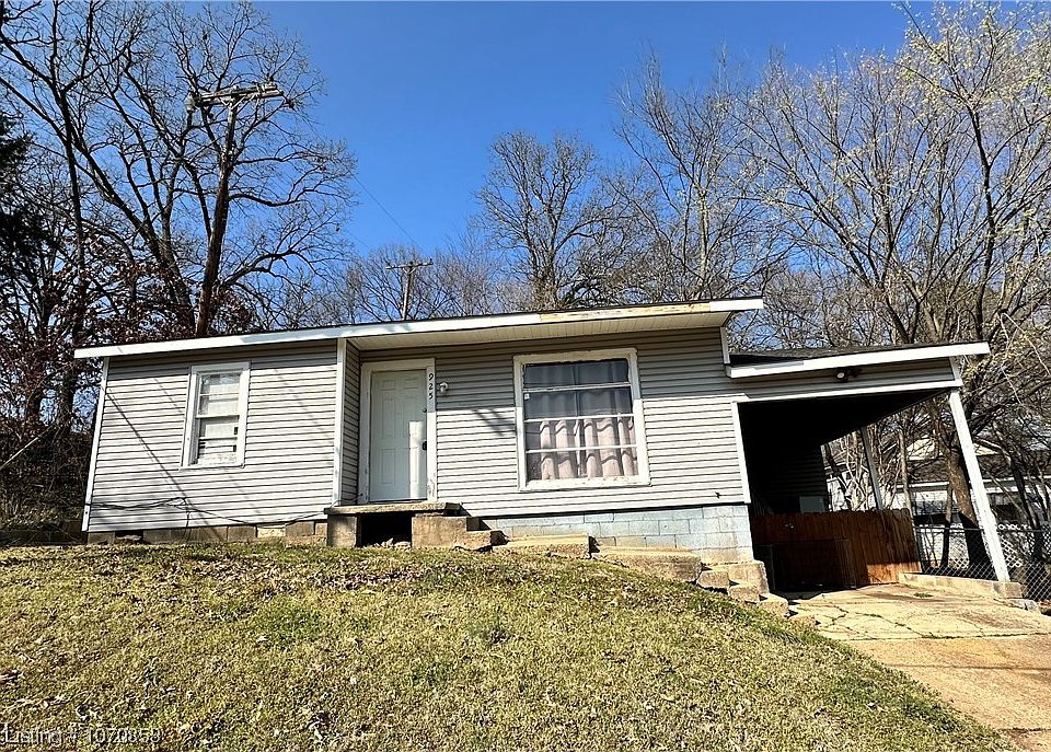 1st image of 925 Poplar St