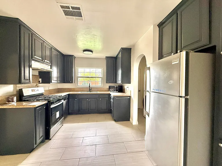 9666 Laurel Ave — Photo 2