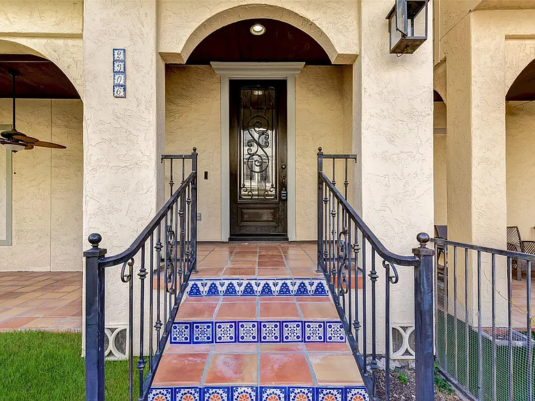 2306 Couch St — Photo 3