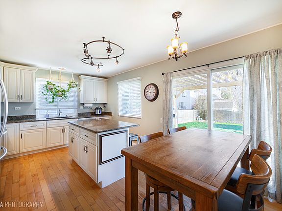 3rd image of 2390 Wexford Ln