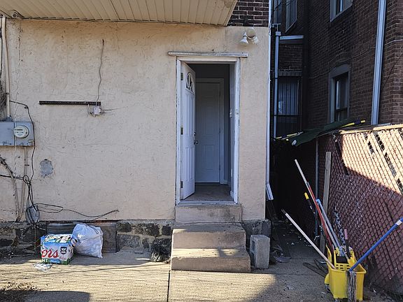 2nd image of 7016 Elmwood Ave Floor 2