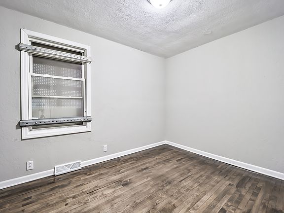 5th image of 10550 S La Salle St