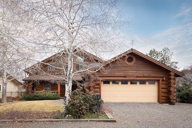 1st image of 935 NE Crest Dr