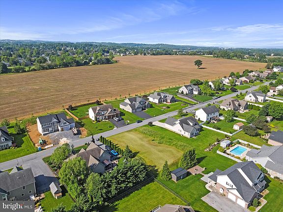 2nd image of 184 Summer Breeze Ln #24