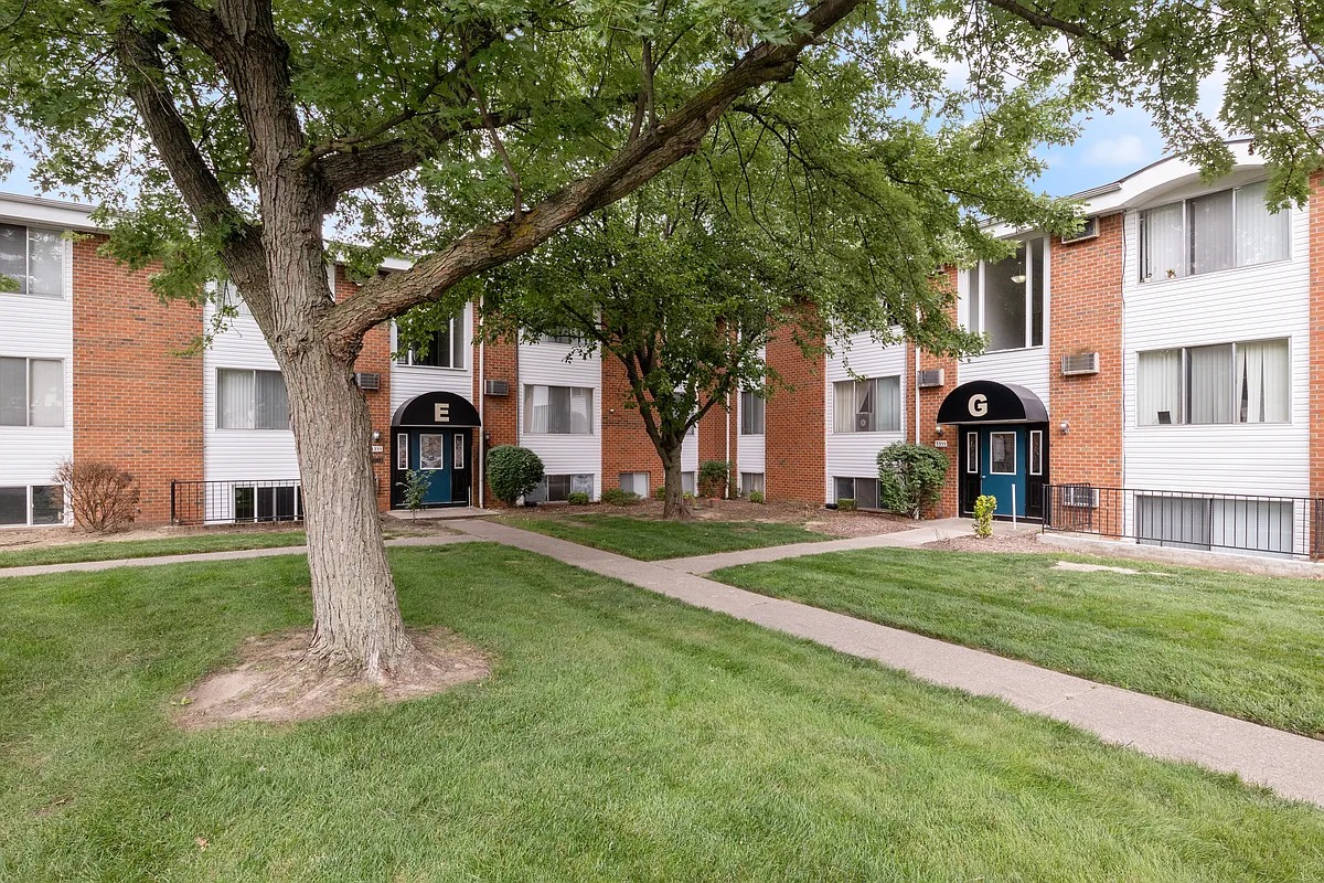 Beautiful Landscaped Grounds - Abbey Run Apartments