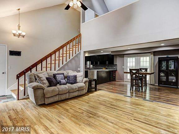 3rd image of 205 Hollins Ln