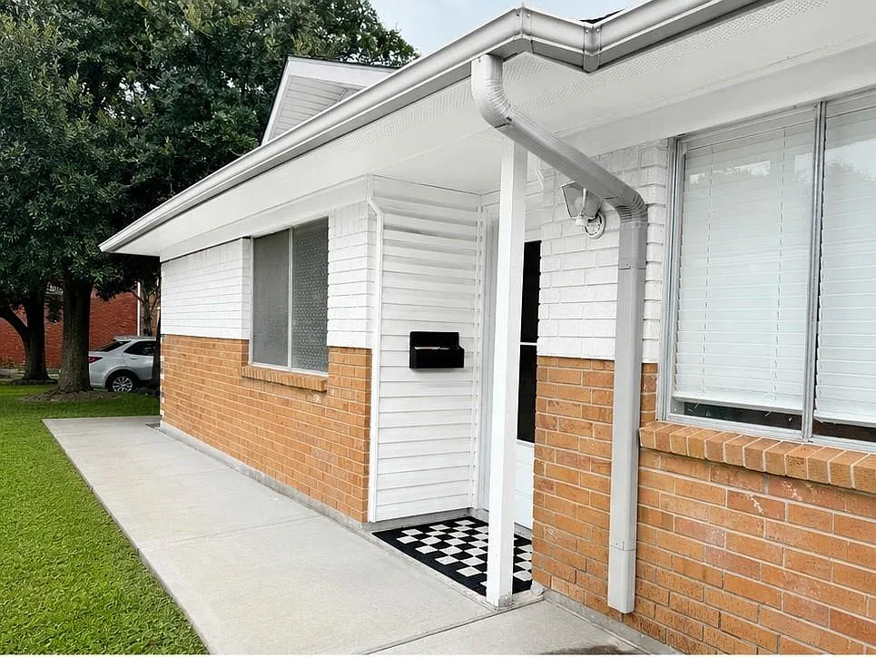 2 bed, 1.5 bath, 918 sqft, $2,050 — Photo 2