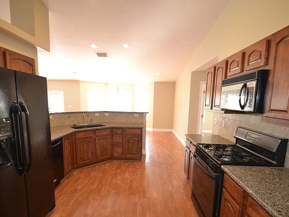 4th image of 2681 Shady Ave