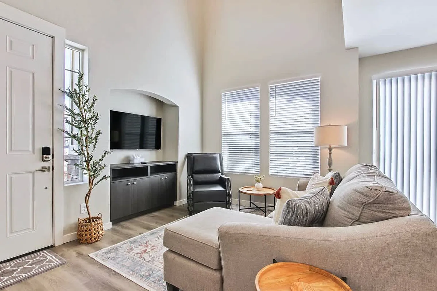 3 bed, 3.0 bath, 559 sqft, $4,798 — Photo 2