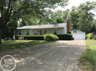 1331 Whittier Dr, Waterford, MI 48327