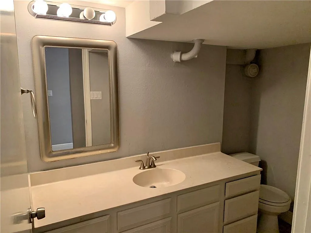 Photo 2 of 6 - 2400 Jarratt Ave #C - Austin, TX Building Photo - 2400 Jarratt Ave #C