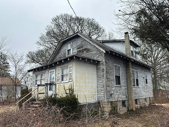 2nd image of 828 N New Rd